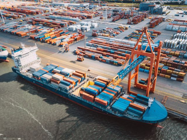 Der Hamburger Hafen ist ein internationales Logistik-Drehkreuz. 
