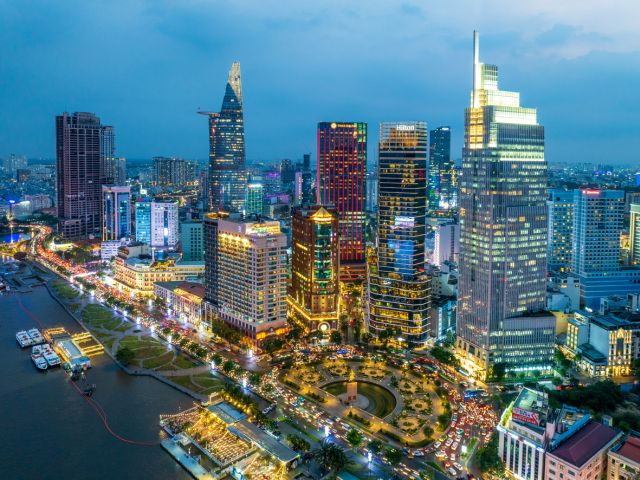 Blick auf Ho-Chi-Minh-Stadt bei Nacht. 