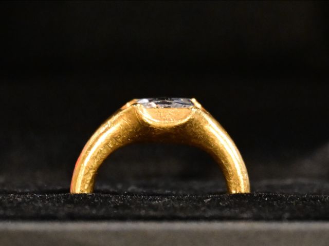 Ein goldener Ring mit kleinem farblosen Schmuckstein