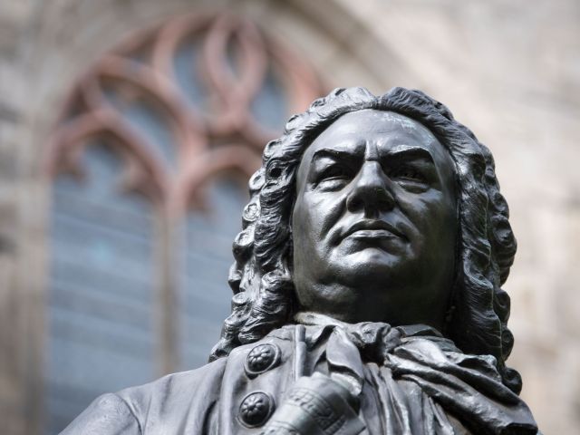 Denkmal des Komponisten Johann Sebastian Bach vor der Leipziger Thomaskirche 