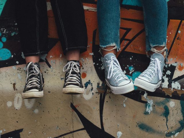 Baumelnde Füße in Stoffschuhen