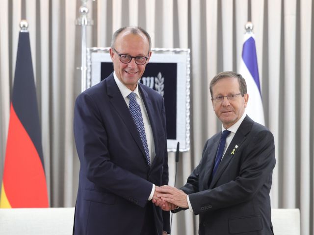 Friedrich Merz (l.) und Izchak Herzog 