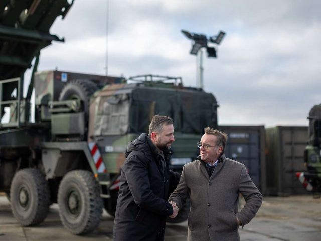 Archivbild: Verteidigungsminister Pistorius und sein polnischer Amtskollege Władysław Kosiniak-Kamysz vor einer Patriot-Stellung der Bundeswehr in Rzeszów in Polen.