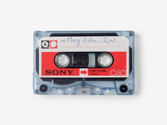 Eine Audio-Kassette mit der von Hand aufgebrachten Beschriftung „Mary Sirkin I (a)“.