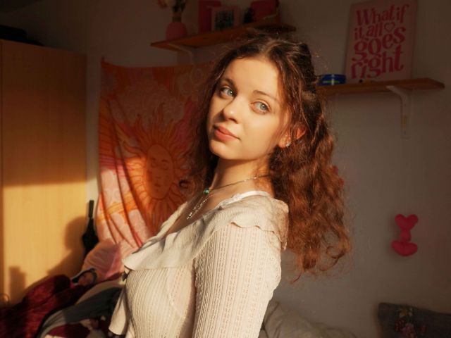 Layla lernt auch mithilfe von Fernseh-Shows. 
