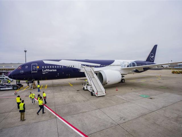 Boeing 787 mit Sonderlackierung „100 Jahre Kranich“ 