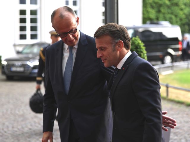 Bundeskanzler Merz (l.) und Präsident Macron setzen sich gegen das Verbrenner-Aus ein (Archivbild).