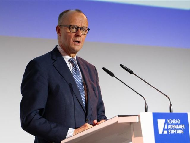 Bundeskanzler Friedrich Merz (CDU) spricht bei der Eröffnung des «Cafe Kyiv» (Kiew).