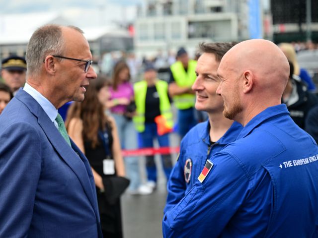 Bundeskanzler Friedrich Merz (l.) mit den ESA-Astronauten Matthias Maurer und Alexander Gerst (r.) auf der ILA in Berlin 