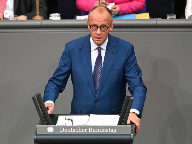 Bundeskanzler Friedrich Merz redet im Bundestag.