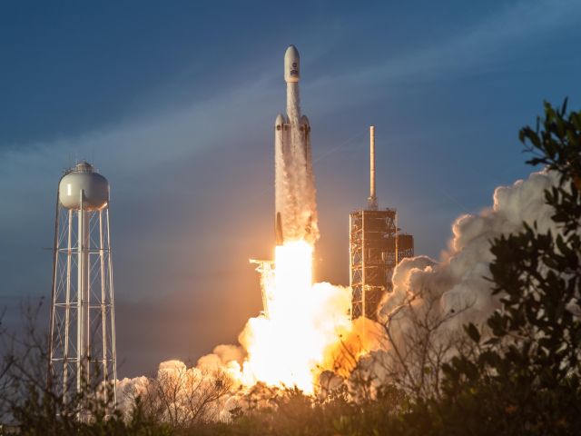 Eine Rakete schießt in die Luft.