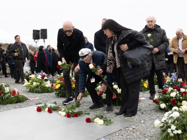 Der Holocaust-Überlebende Andrei Moiseenko aus Belarus legt Rosen nieder.