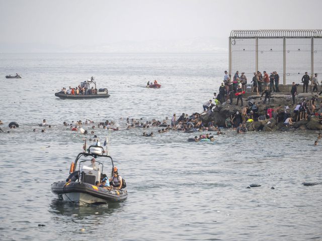 Menschen schwimmen über das Meer zu einem Felsen