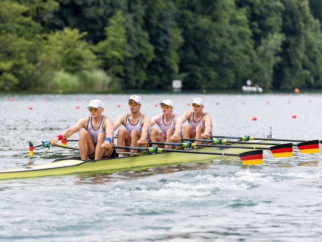 Vier Männer rudern in einem Boot