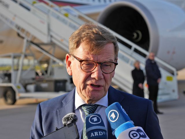 Außenminister Johann Wadephul auf dem Flughafen Berlin-Brandenburg vor seinem Abflug nach Katar