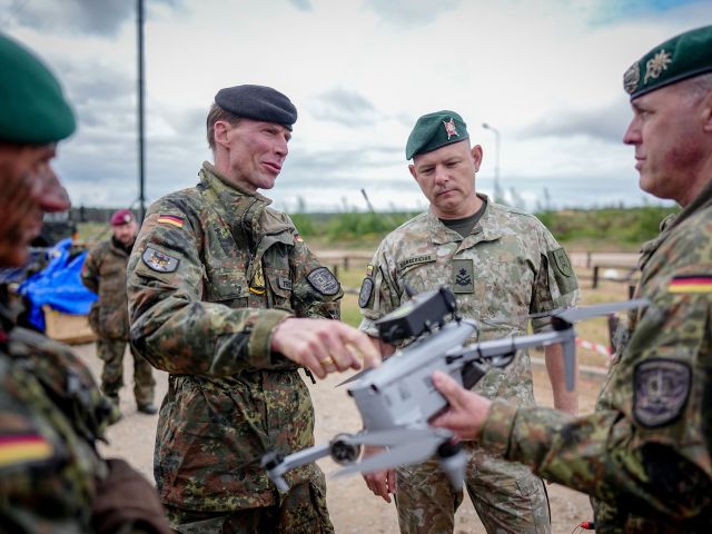 Soldaten haben eine Flugdrohne in der Hand