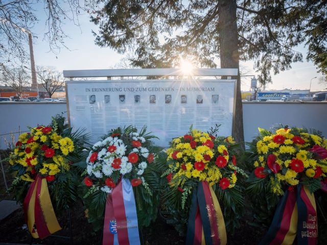 Kranzniederlegung zum Jahrestag des Anschlags in Hanau auf dem Hauptfriedhof.