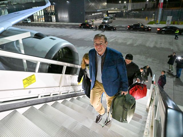 Verteidigungsminister Boris Pistorius steigt die Treppe zu einem Flugzeug hinauf.