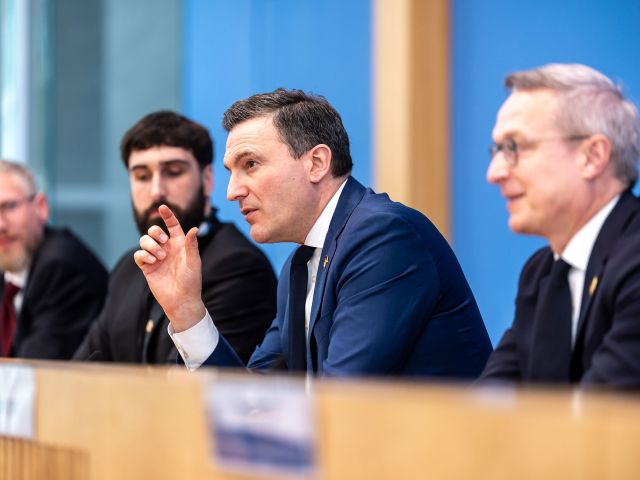 Kanadas Digitalminister Evan Solomon und Bundesdigitalminister Karsten Wildberger bei einer Pressekonferenz in Berlin.