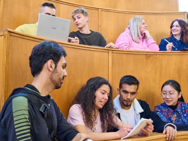 Studierende der Universität Bonn im Hörsaal 