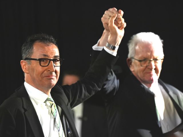 Cem Özdemir mit dem bisherigen Amtsinhaber Winfried Kretschmann