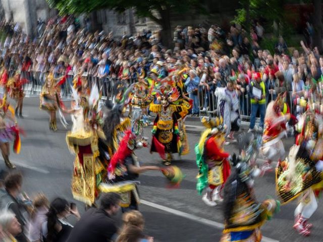 Zum Karneval der Kulturen kommen Hunderttausende Besucher. 