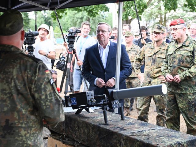 Verteidigungsminister Pistorius (M.) lässt ein Drohnenregiment aufbauen (Archivbild).