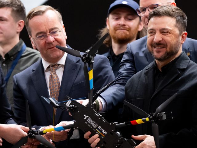 Der ukrainische Präsident Selenskyj (r) und Verteidigungsminister Pistorius besuchten im Februar den Drohnenhersteller Quantum.