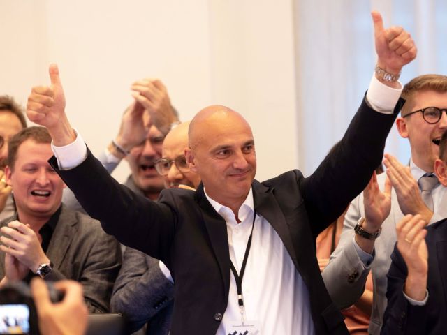 Jubel und Erleichterung: Alexander Kalouti (Mitte) nach der Wahl zum Oberbürgermeister von Dortmund. 