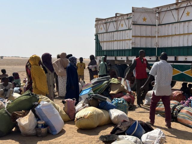     Vertriebene Sudanesinnen und Sudanesen im neu errichteten Lager Al-Afadh  