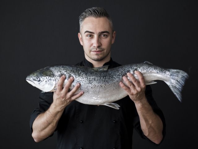 Koch Simon Kolar mit Lachs – ehrliche Küche ohne Schnörkel 