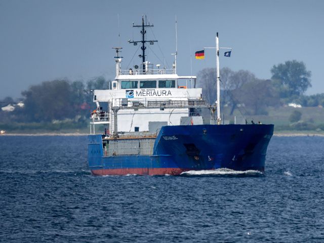 Ein Schiff in Küstennähe