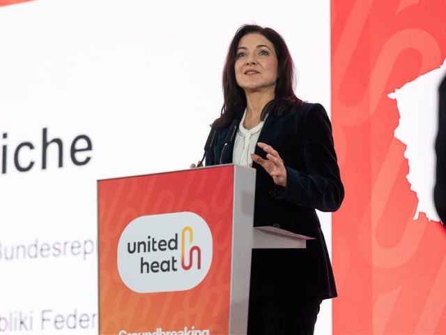 Wirtschaftsministerin Katherina Reiche spricht beim Spatenstich im Rahmen des Projekts UNITED HEAT