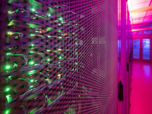 LEDs leuchten in einem Serverschrank in einem Rechenzentrum