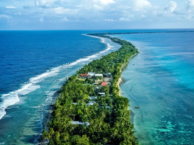 Ein lang gestrecktes, schmales Stück Land im Meer 