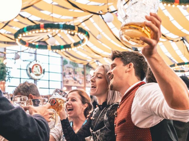 Oktoberfest: eine riesige Party  