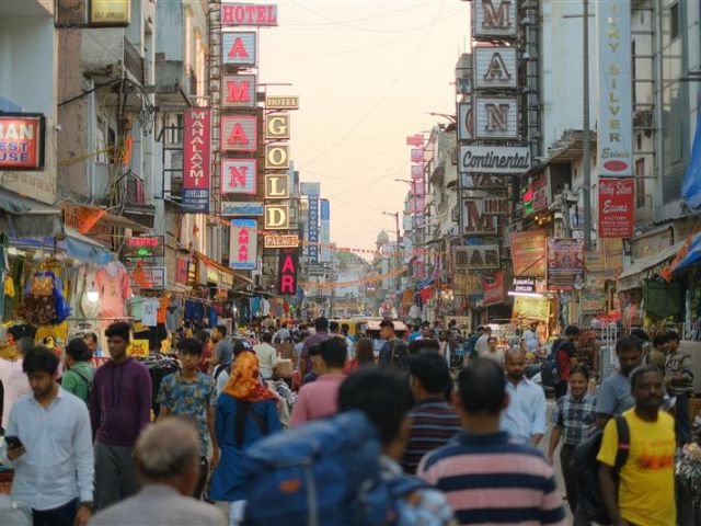 Menschen tummeln sich in der belebten Paharganj Market Street in Delhi