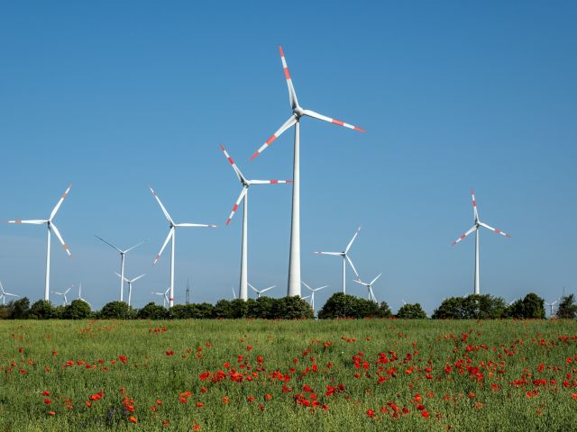 Moderne Windenergieanlagen in einer ländlichen Landschaft in Deutschland