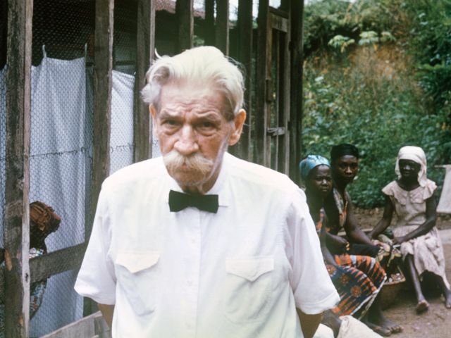 Albert Schweitzer 1965 vor dem von ihm gegründeten Krankenhaus in Lambaréné 