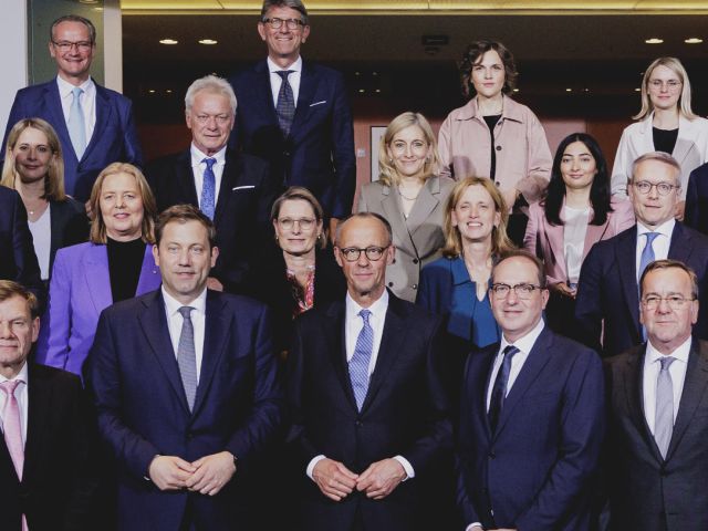 Kanzler Friedrich Merz (M.) mit Mitgliedern seines Kabinetts 