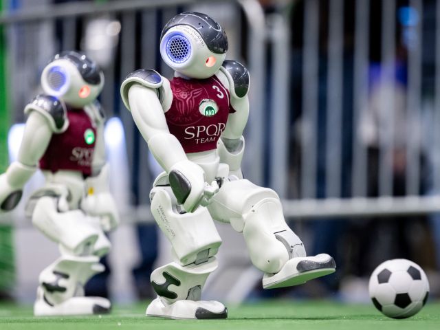 Beim RoboCup spielen Roboter auch Fußball. 