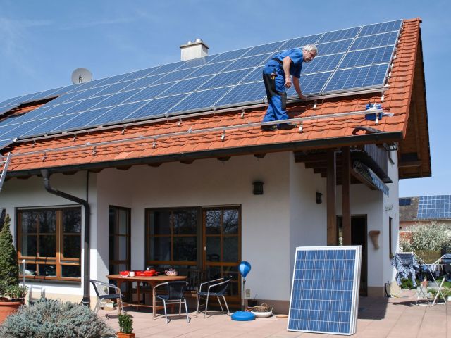 Montage Photovoltaik-Anlage auf einem Einfamilienhaus