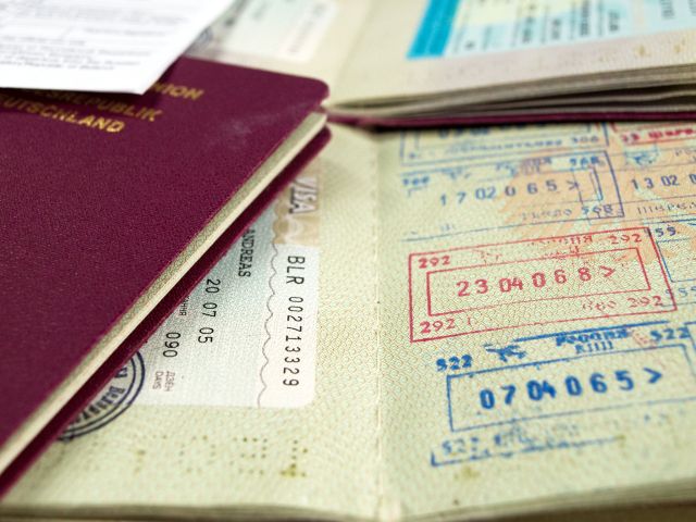 Pässe und Visa