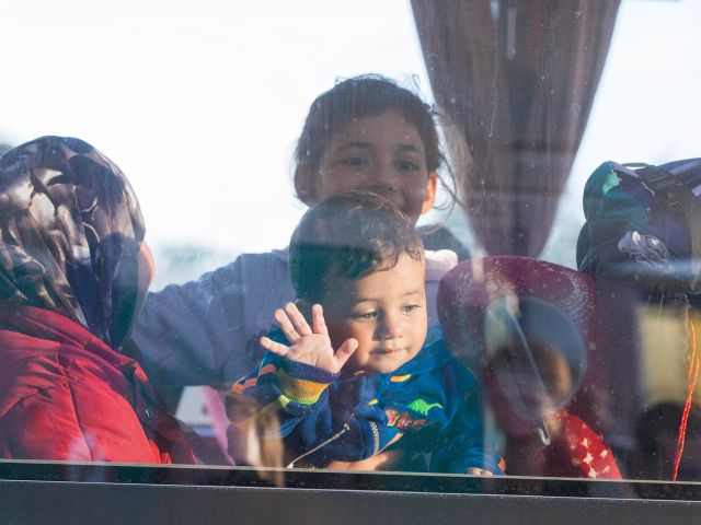Kinder und Frauen in einem Bus