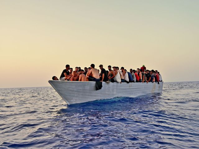 Flüchtlinge auf einem überfüllten Boot