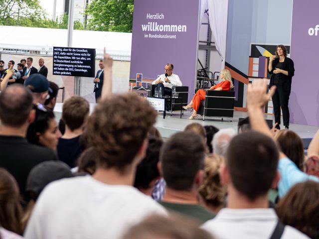 Beim Tag der offenen Tür der Bundesregierung kamen viele Menschen mit Bundeskanzler Friedrich Merz ins Gespräch.