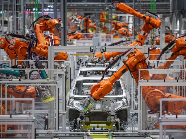 Industrieroboter bauen Autos. 