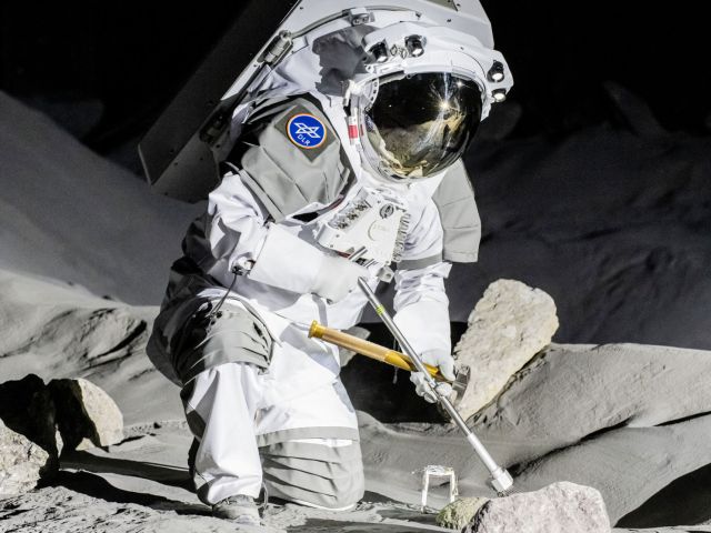 Ein Astronaut untersucht in der Kölner LUNA-Anlage „Mondboden“. 