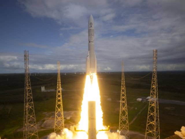Ariane 6 startet zu einem Testflug in Kourou. 