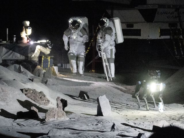 Zwei Astronauten trainieren bei der ESA in Köln.
